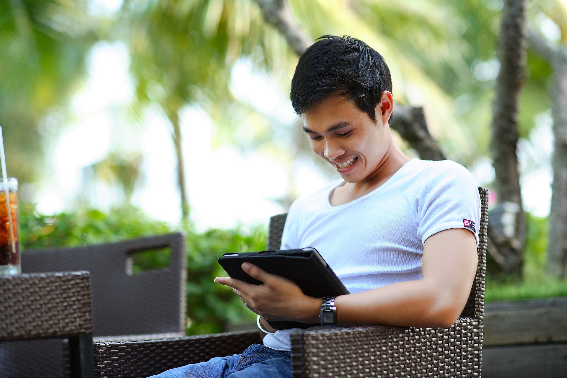 Mann mit Tablet und mobiles Internet